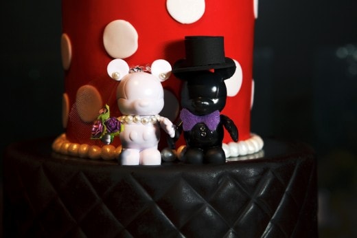 Bride and groom Vinylmations Bride and groom Vinylmations on a Disneyland wedding cake